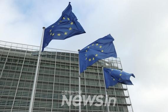 ▲지난해 11월 15일 벨기에 브뤼셀에 있는 유럽연합(EU) 집행위원회 본부 건물 밖에서 EU 깃발이 펄럭이고 있다. (사진=신화통신)