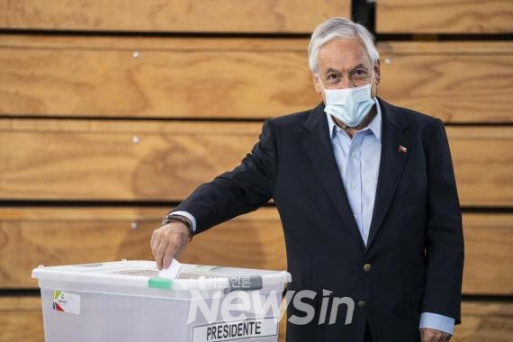 ▲피녜라 칠레 대통령이 지난 2021년 12월 19일 수도 산티아고의 한 투표소에서 투표하고 있다. (사진=칠레 대통령실 제공)