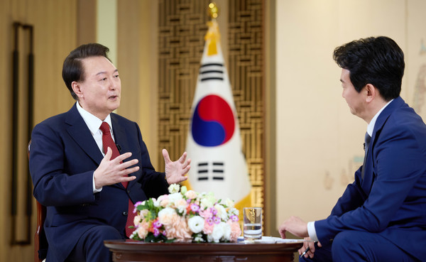 윤석열 대통령이 지난 4일 서울 용산 대통령실에서 신년 대담 사전 녹화를 하고 있다. 신년 대담은 '특별대담 대통령실을 가다'라는 제목으로 7일 오후 10시부터 KBS 1TV에서 100분간 방영된다.2024.02.07 / 사진=[대통령실 제공]