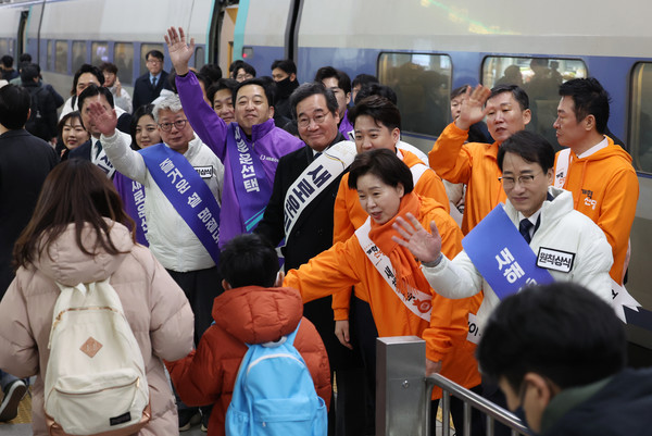 새로운미래 이낙연, 김종민 공동대표, 이준석 개혁신당 대표, 무소속(원칙과상식) 이원욱, 조응천 의원, 금태섭 새로운선택 공동대표 및 관계자들이 설 연휴 첫날인 9일 서울 용산역에서 합동 인사를 하고 있다. 2024.02.09.