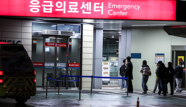 주요 병원 전공의들이 의대 정원 확대에 반발하며 근무를 중단하기 시작한 20일 서울시내 한 대학병원 응급실 앞에서 시민들이 이동하고 있다. 2024.02.20