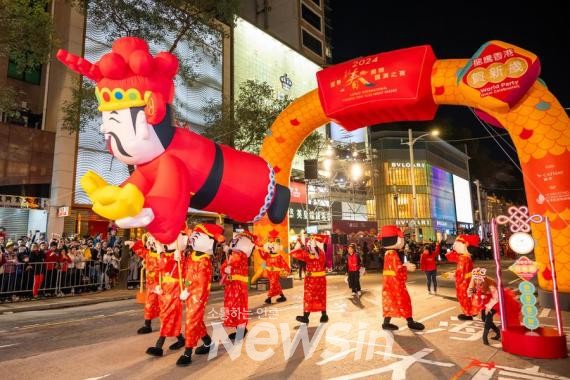 ▲지난 10일 홍콩에서 새해맞이 퍼레이드 쇼가 열리고 있다. (사진=신화통신)