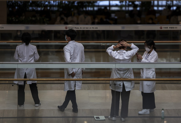 전공의 업무중단이 이어지고 있는 23일 서울의 한 대학병원에서 의료진들이 대화를 나누고 있다. 2024.02.23.
