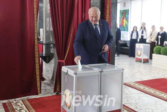 ▲루카셴코 알렉산드르 벨라루스 대통령이 25일 민스크의 한 투표소에서 국회·지방의회 의원 선거 투표를 하고 있다. (사진=신화통신)