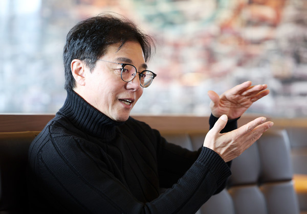 황선홍 올림픽 축구대표팀 감독이 지난 26일 경기도 성남시 분당구 한 카페에서 뉴시스와 인터뷰하고 있다. 2023.12.27.