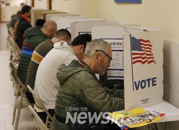 ▲5일(현지시간) 미국 캘리포니아주 샌프란시스코의 한 투표소에서 유권자들이 투표하고 있다. (사진=신화통신)