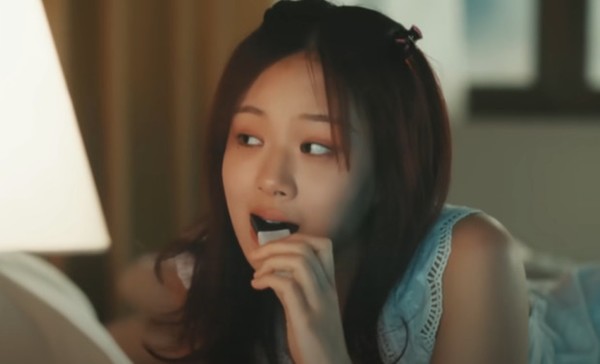 [사진설명] ‘밤양갱’ 뮤직비디오 속 비비가 밤양갱을 한입 베어 물고 있다. (출처 유튜브 채널 ‘BIBI’)