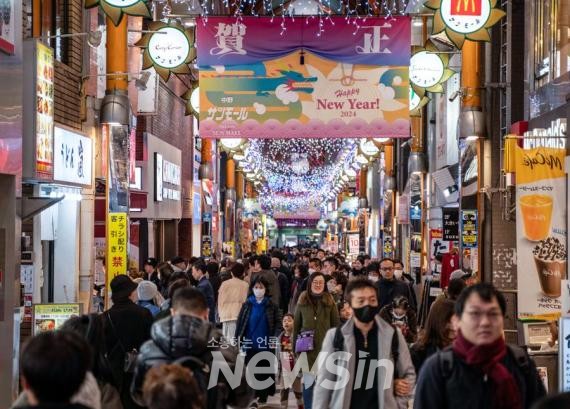 ▲지난해 12월 30일 일본 도쿄의 나가노 쇼핑거리를 가득 메운 사람들. (사진=신화통신)