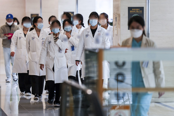 전공의들의 의료현장 이탈이 장기화되는 가운데 12일 서울시내 대학병원에서 의료진들이 이동하고 있다. 2024.03.12.