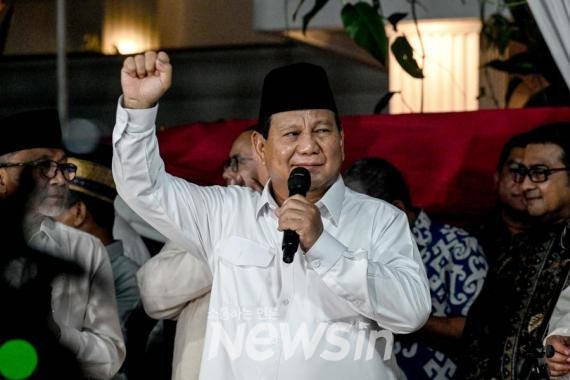 ▲프라보워 수비안토 인도네시아 국방부 장관(가운데)이 20일 자카르타에서 열린 집회에 참석해 지지자들에게 인사하고 있다. (사진=신화통신)