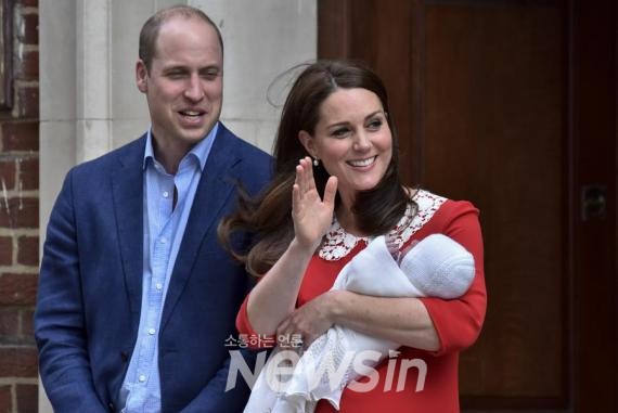 ▲지난 2018년 4월 23일 윌리엄 왕세자와 케이트 미들턴 왕세자빈이 셋째 왕자를 안고 런던 세인트 메리 병원을 나서고 있다. (자료사진=신화통신) 
