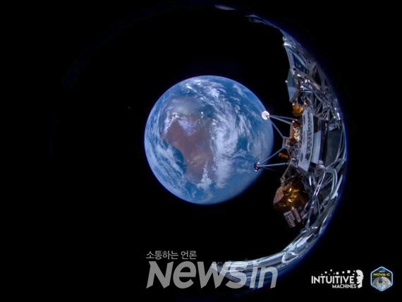 ▲미국 '인튜이티브 머신스'(IM)가 제공한 달 착륙선 '오디세우스'와 지구 사진. (사진=IM 제공)