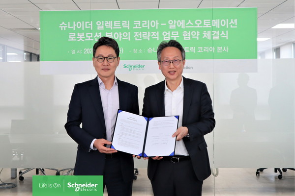 슈나이더 일렉트릭 코리아 산업자동화 사업부 국내 총괄 채교문 사장(왼쪽), 알에스오토메이션 강덕현 대표(오른쪽)