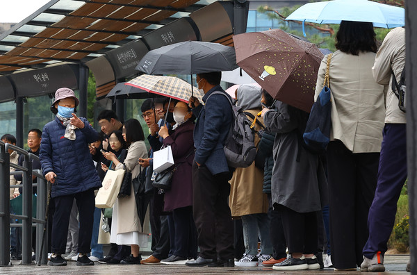 서울 시내버스 총파업이 시작된 28일 서울 용산구 용산역 인근 택시정류장에 택시를 기다리는 시민들로 붐비고 있다. 2024.03.28.