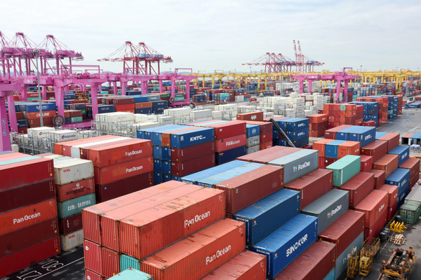 산업통상자원부는 26일 "이달 남은 조업일수가 전년동월보다 1.5일 줄어들면서 월말 기준 수출 증가율은 다소 안정화하겠지만, IT 품목 등의 호조세에 힘입어 수출플러스와 무역수지 흑자 기조는 이어지겠다"고 전망했다. 주력 수출품목인 반도체와 조선업이 두 자릿수 수출 증가세를 이어가고, IT(정보수출) 품목 수출이 확대하면서 10개월 연속 무역 흑자 흐름이 이어질 것으로 봤다. 다만 관세청이 발표한 이달 1~20일 무역수지는 전년 동기 대비 7억1100만 달러 적자를 기록 중이지만, 실제 월간 실적과는 차이가 있다는 게 산업부 설명이다. 인천 연수구 인천신항 컨테이너 터미널에 컨테이너가 쌓여있다. 2024.03.26.