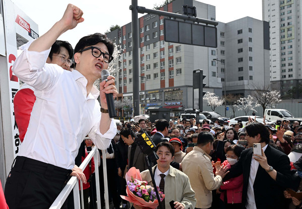 한동훈 국민의힘 비상대책위원장이 2일 세종시 나성동에서 열린 집중지원유세에서 세종갑 류제화 후보와 세종을 이준배 후보의 지지를 호소하고 있다.2024.04.02 / 사진=[공동취재사진]