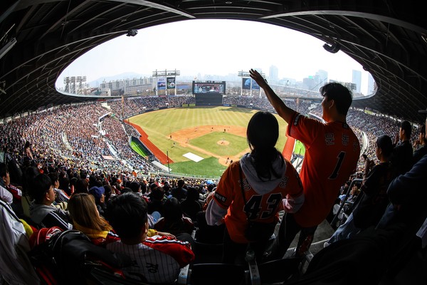 23일 서울 송파구 잠실야구장에서 열린 2024 신한은행 SOL KBO리그 LG트윈스 대 한화이글스의 개막전 경기에서 관중들이 열띤 응원전을 펼치고 있다. 2024.03.23 / 사진=[뉴시스]