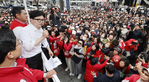 한동훈 국민의힘 비상대책위원장이 4일 오후 서울 광진구 롯데백화점 건대스타시티점 앞에서 열린 ‘국민의힘으로 광진살리기’ 지원유세에서 김병민 광진구갑, 오신환 광진구을 후보의 지지를 호소하고 있다.2024.04.04 / 사진=[공동취재]