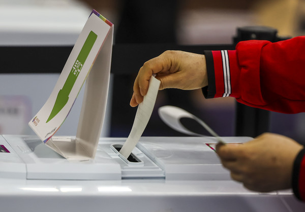 제22대 국회의원선거 사전투표 첫 날인 5일 서울 강북구 강북구보건소에 마련된 사전투표소를 찾은 시민들이 투표를 하고 있다. 2024.04.05.