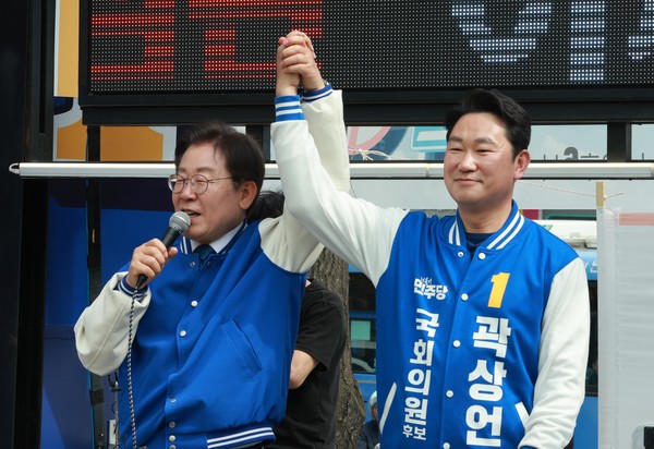 이재명 더불어민주당 대표가 8일 오후 서울 종로구 동묘앞역에서 곽상언 종로 후보 지지유세를 하고 있다. 2024.04.08.