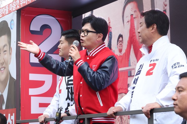 한동훈 국민의힘 비상대책위원장이 9일 오전 서울 도봉구 창동역 인근에서 열린 김재섭 도봉갑 후보, 김선동 도봉을 후보의 선거 지원유세에서 시민들에게 지지를 호소하고 있다. 2024.04.09.