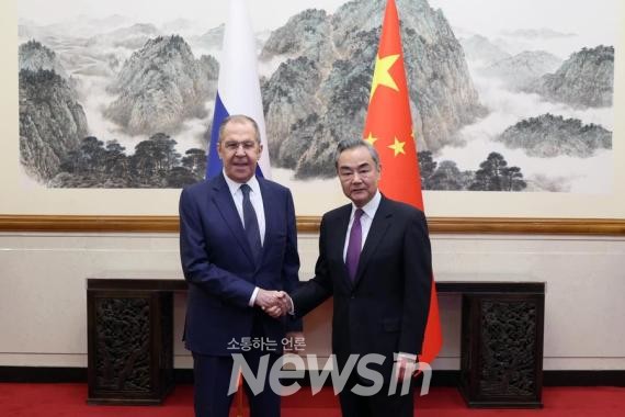 ▲왕이 중국공산당 중앙정치국 위원이자 외교부장(오른쪽)이 9일 베이징에서 세르게이 라브로프 러시아 외무장관과 악수하고 있다. (사진=신화통신)