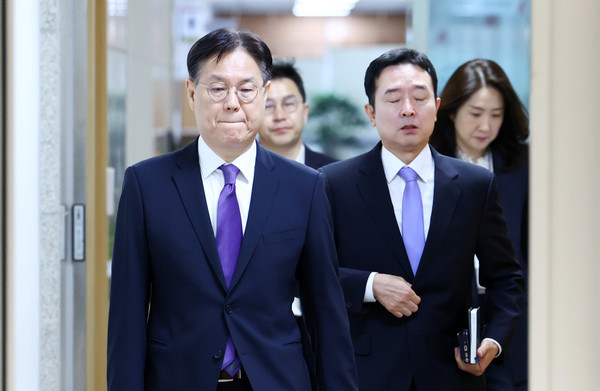 이관섭 비서실장과 이도운 홍보수석이 11일 서울 용산 대통령실 청사에서 윤석열 대통령의 4.10 총선 결과 입장 발표를 위해 브리핑룸으로 들어서고 있다. 2024.04.11.