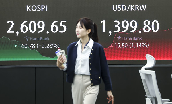 16일 서울 중구 하나은행 딜링룸 전광판에 원·달러 환율이 1399.80원을 나타내고 있다. 이날 원·달러 환율은 1년 5개월 만에 장중 1400원을 넘어섰다. 1400원을 돌파는 2022년 11월7일 이후 처음이다. 1997~1998년 국제통화기금(IMF) 사태, 2008~2009년 글로벌 금융위기, 2022년 하반기 레고랜드 사태 등 주요 이벤트들이 발생한 때를 제외하면 가장 높은 수준이다.2024.04.16