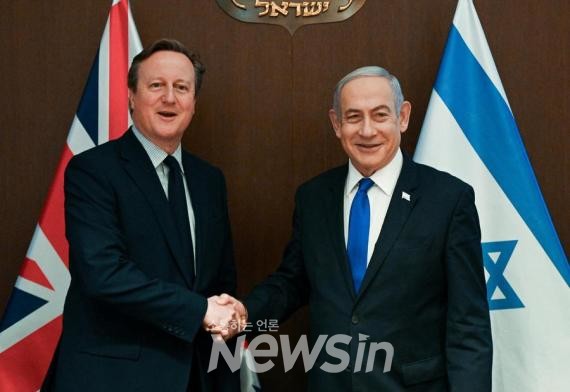 ▲베냐민 네타냐후 이스라엘 총리(오른쪽)가 17일(현지시간) 예루살렘에서 데이비드 캐머런 영국 외무장관과 회담 중 악수하고 있다. (사진=이스라엘 정부 공보실 제공)