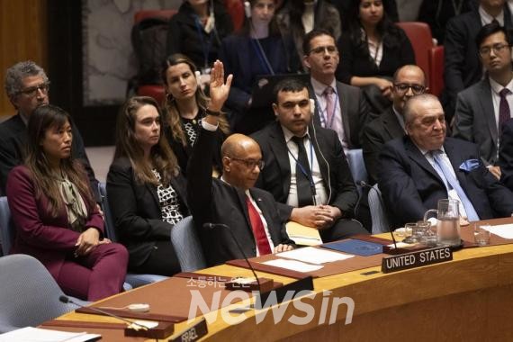 ▲로버트 우드 주유엔 미국 대사가 18일 유엔 안보리 결의안 초안 표결에서 거부권을 행사하고 있다. (사진=신화통신)