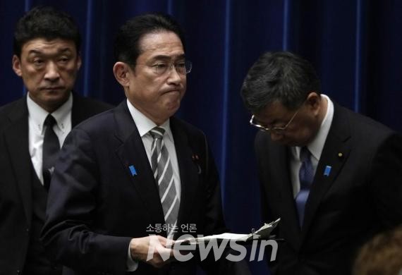 ▲기시다 후미오 일본 총리(가운데)가 지난해 12월 13일 일본 도쿄의 총리관저에서 기자회견을 한 뒤 마쓰노 히로카즈 당시 관방장관 앞을 지나고 있다. (사진=신화통신)