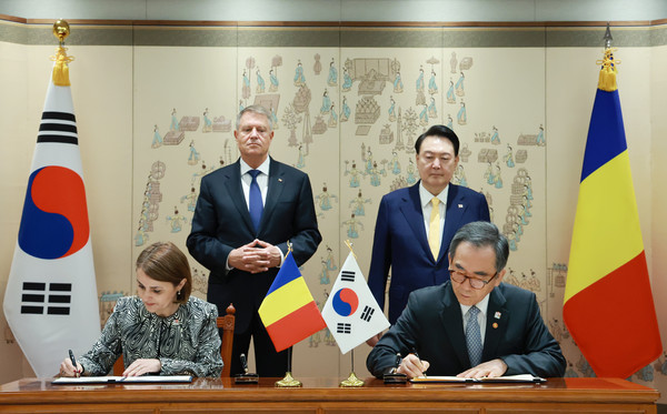 윤석열 대통령과 클라우스 베르네르 요하니스 루마니아 대통령이 배석한 가운데 23일 서울 용산 대통령실 청사에서 열린 한·루마니아 문화·미디어·청소년·스포츠협력 MOU 서명식에서 조태열 외교부 장관과 루미니자-테오도라 오도베스쿠 루마니아 외교부 장관이 양해각서에 서명하고 있다.2024.04.23 / 사진=[대통령실통신사진기자단]