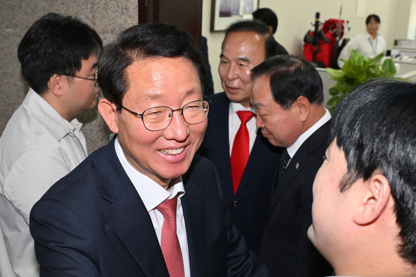 김상훈 국민의힘 의원이 23일 서울 여의도 국회 국민의힘 원내대표실에서 열린 4선 이상 중진 간담회를 마친 후 이동하고 있다.2024.04.23 / 사진=[공동취재]