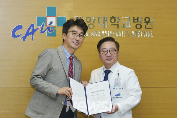 ▲에이치플러스 양지병원 김상일 병원장(왼쪽)과 중앙대학교병원 권정택 병원장이 베스트파트너십 협약을 체결한 후 기념 촬영하고 있다. (사진=H+ 양지병원)