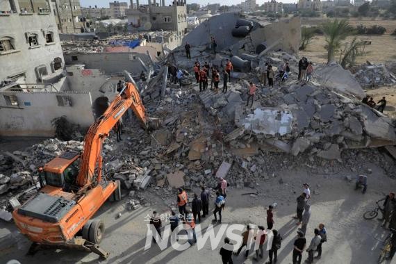 ▲지난 21일(현지시간) 이스라엘 군의 공습을 받은 가자지구 남부 도시 라파에서 사람들이 구조작업을 벌이고 있다. (사진=신화통신)