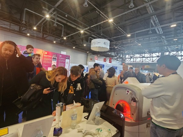 직접 체험을 하는 등 미래의학 기술에 많은 관심을 보이고 있는 발명대전 관람객들.