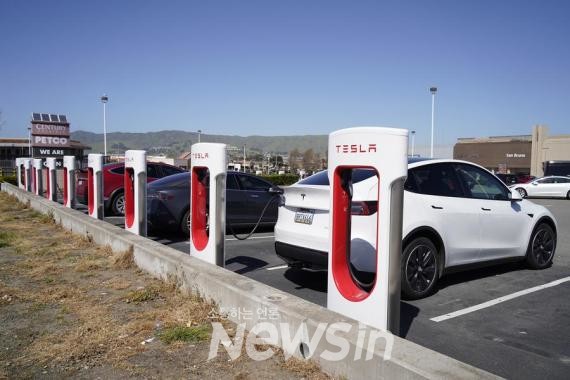 ▲지난 2일 미 캘리포니아주 샌브루노의 한 주차장에 테슬라 차량이 주차돼 있다. (사진=신화통신)