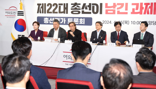 박명호(왼쪽 세번째) 동국대 정치외교학과 교수가 25일 오전 서울 여의도 국민의힘 중앙당사에서 열린 '제22대 총선이 남긴 과제들' 총선평가 토론회에서 사회를 보고 있다. 2024.04.25.