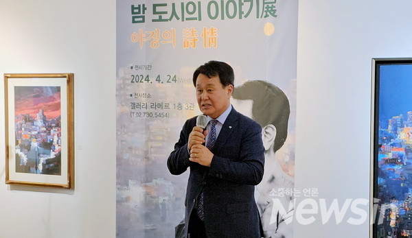 인사동 라메르 갤러리 밤 도시의 이야기전 이병국 작가(사진=정경호 기자)