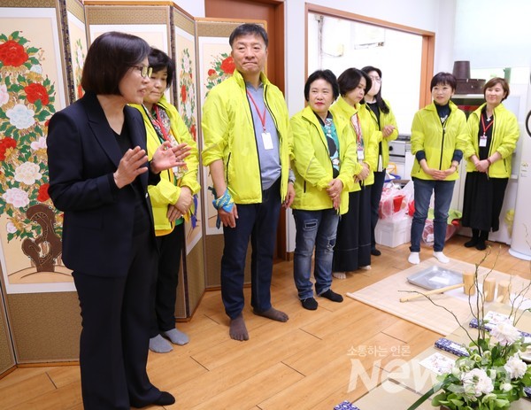 (사진설명) 왼쪽 이경숙 호수동 주민자치회장이 어른신들에게 인사말을 하고 있다.