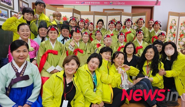 (사진설명) '2024 찾아가는 어르신 행복체험' 을 마치고, 어르신과 함께 ~