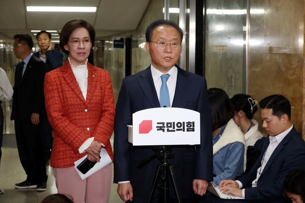 윤재옥 국민의힘 원내대표 겸 당대표 권한대행이 29일 오전 서울 여의도 국회에서 열린 국민의힘 제22대 국회의원 당선자 총회를 마치고 '황우여 비대위원장 지명' 관련 취재진의 질문에 답변하고 있다. 2024.04.29.