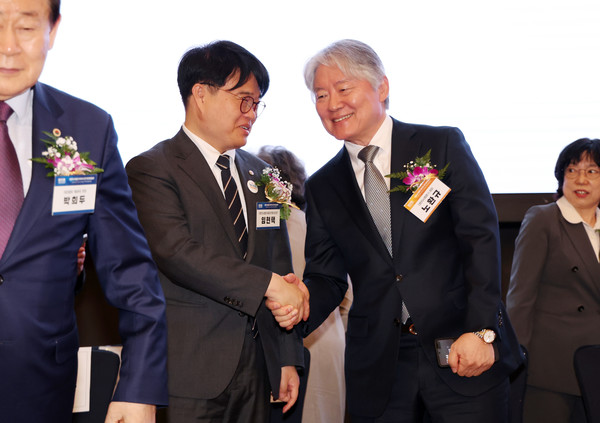 임현택 대한의사협회장 당선인이 28일 서울 더케이호텔에서 열린 대한의사협회 제76차 정기대의원총회에서 노환규 전 의협 회장에게 축하를 받고 있다. 2024.04.28