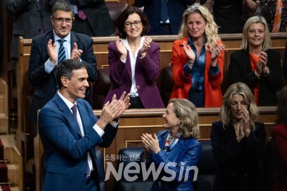 ▲지난해 11월 16일 페드로 산체스 스페인 총리(왼쪽)가 연임을 자축하고 있다. (사진=신화통신)