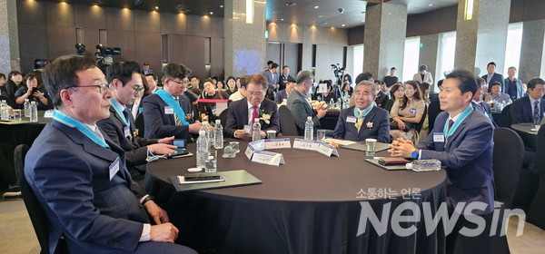 수상자들이 담소를 나누고 있다(사진=정경호 기자)