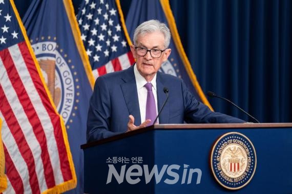 ▲제롬 파월 미국 연방준비제도(Fed·연준) 의장이 1일(현지시간) 미국 워싱턴에서 기자회견 하고 있다. (사진=신화통신)