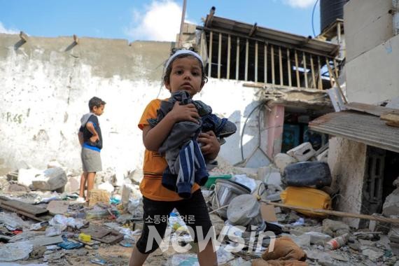 ▲1일(현지시간) 가자지구 남부 라파의 한 폐허가 된 건물에서 어린이들이 쓸만한 물건을 찾고 있다. (사진=신화통신)