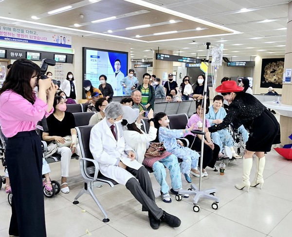 최승희 마술사가 지난 3일 서울시 노원구 노원을지대학교병원에서 '5월 어린이날 기념' 행사에서 마술 공연을 선보이고 있다.