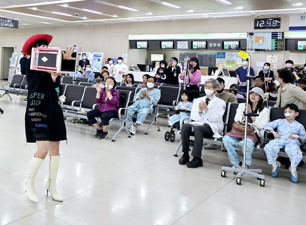 최승희 마술사가 지난 3일 서울시 노원구 노원을지대학교병원에서 '5월 어린이날 기념' 행사에서 마술 공연을 선보이고 있다.