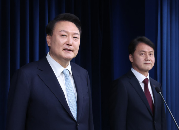 윤석열 대통령이 7일 서울 용산 대통령실 청사에서 민정수석에 김주현(오른쪽) 전 법무부 차관을 임명 발표하고 있다. 2024.05.07